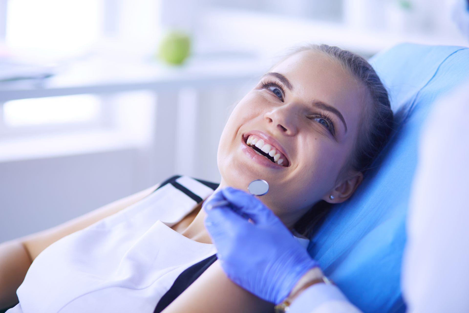 Ein junge Frau beim Zahnarzt