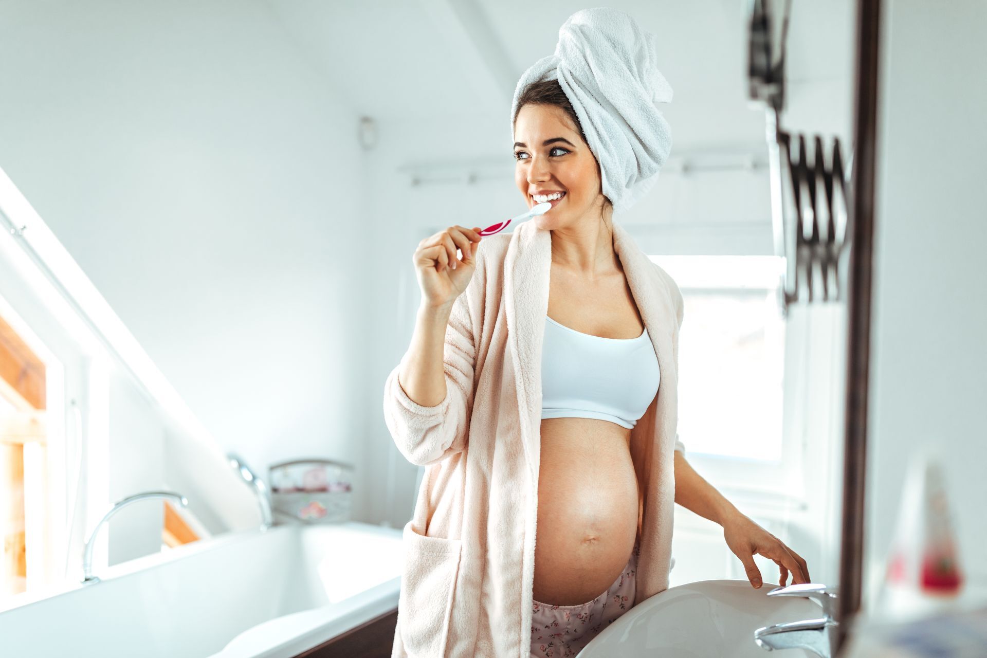 Eine schwangere Frau putzt sich die Zähne